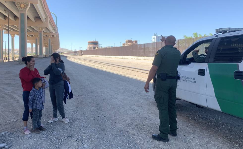 El sargento Martínez detiene a Jessica Arina Peralta y sus dos hijos, de 17 y 4 años, el pasado jueves nada más pisar terrirorio de Texas en el centro de El Paso.