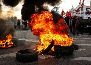 Manifestantes en huelga queman neumáticos en un piquete en uno de los accesos a Buenos Aires. 