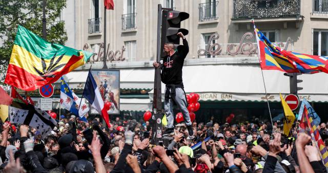 Manifestantes congregados en la zona de Montparnasse en París poco antes de las manifestaciones del 1 de Mayo.