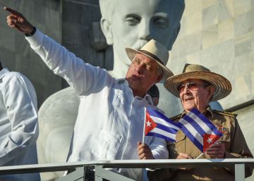Miguel Díaz-Canel y Raúl Castro, este miércoles en la manifestación por el Primero de mayo en La Habana.