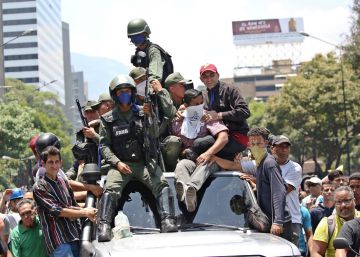 Soldados con seguidores de Juan Guaidó este martes.