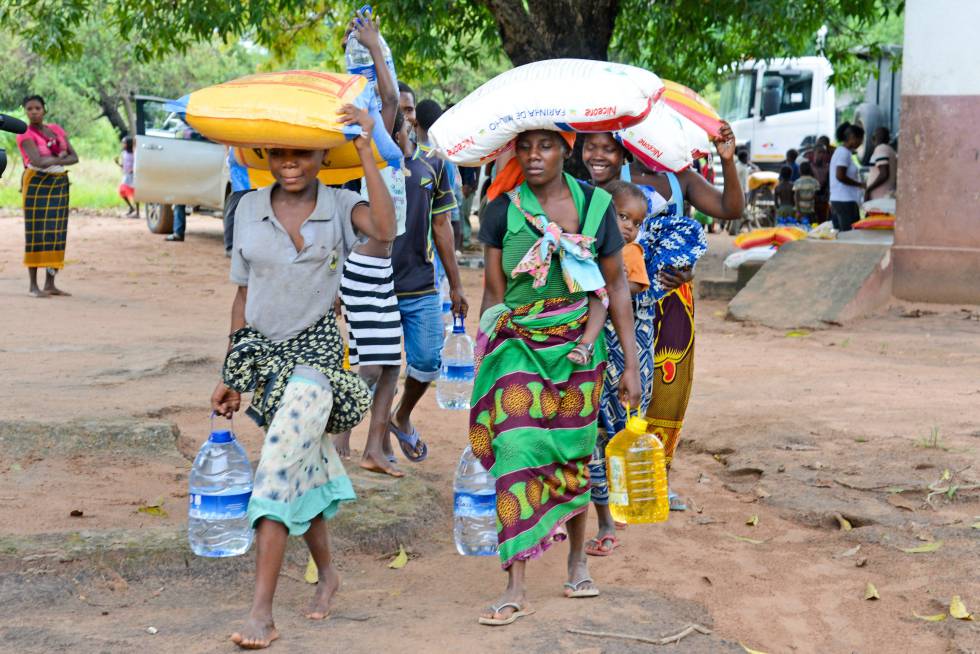 Varias personas recogen ayuda humanitaria tras el paso del ciclón en Beira (Mozambique).