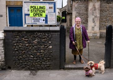 Una electora británica posa con sus perros en Broadstairs (Reino Unido) después de votar en las elecciones municipales de este jueves