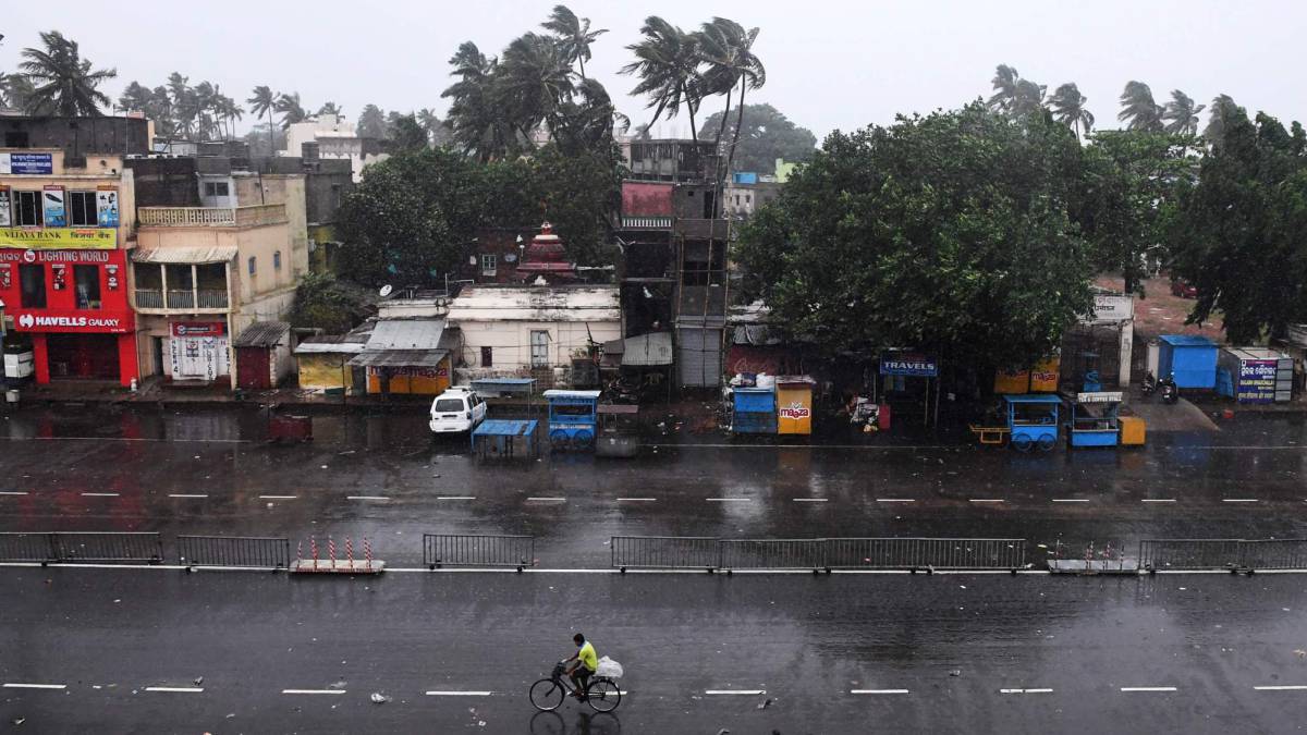 Un ciclista en una calle de la ciudad india de Puri.