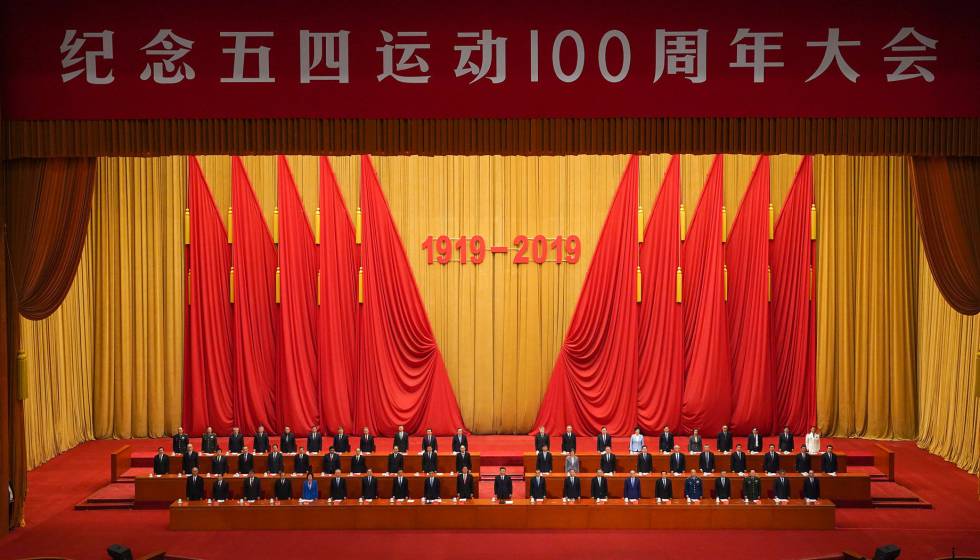 Los asistentes se levantan para escuchar la Internacional al concluir Xi Jinping su discurso con motivo del aniversario, este viernes en Pekín.