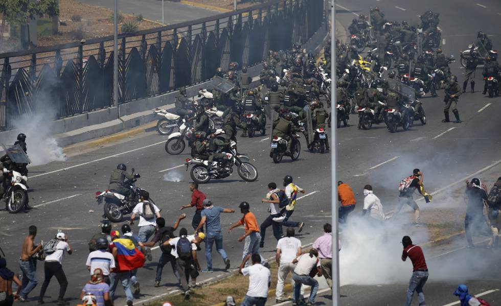 Contrários ao regime de Maduro enfrentam a Guarda Nacional Bolivariana em Caracas.