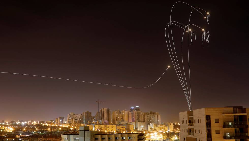 InterceptaÃ§Ã£o de um foguete lanÃ§ado de Gaza pelo sistema antimÃ­sseis Domo de Ferro sobre Ashkelon, onde morreram trÃªs israelenses.