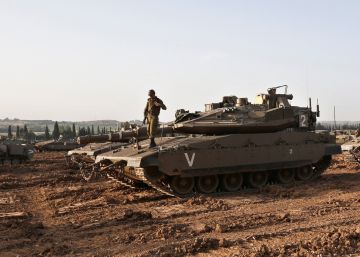 Tanques israelíes cerca de la frontera con Gaza este lunes.
