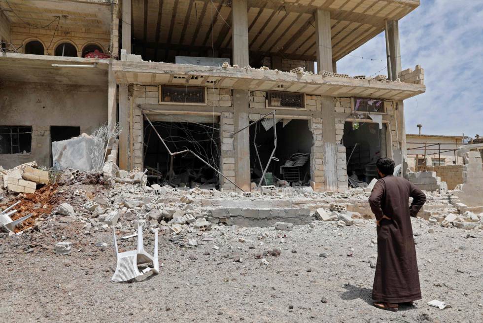 Un hombre observa un edificio daÃ±ado durante un bombardeo en la poblaciÃ³n de Hbeit, en el sur de Idlib.