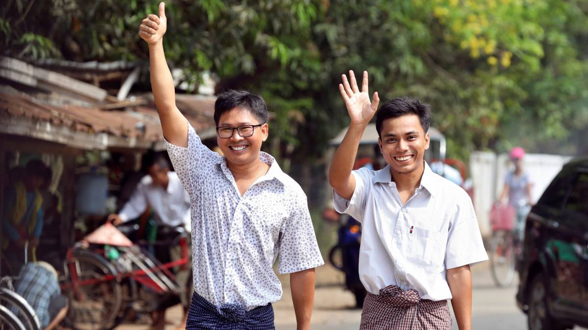 Los periodistas Wa Lone y Kyaw Soe Oo tras ser liberados este martes.