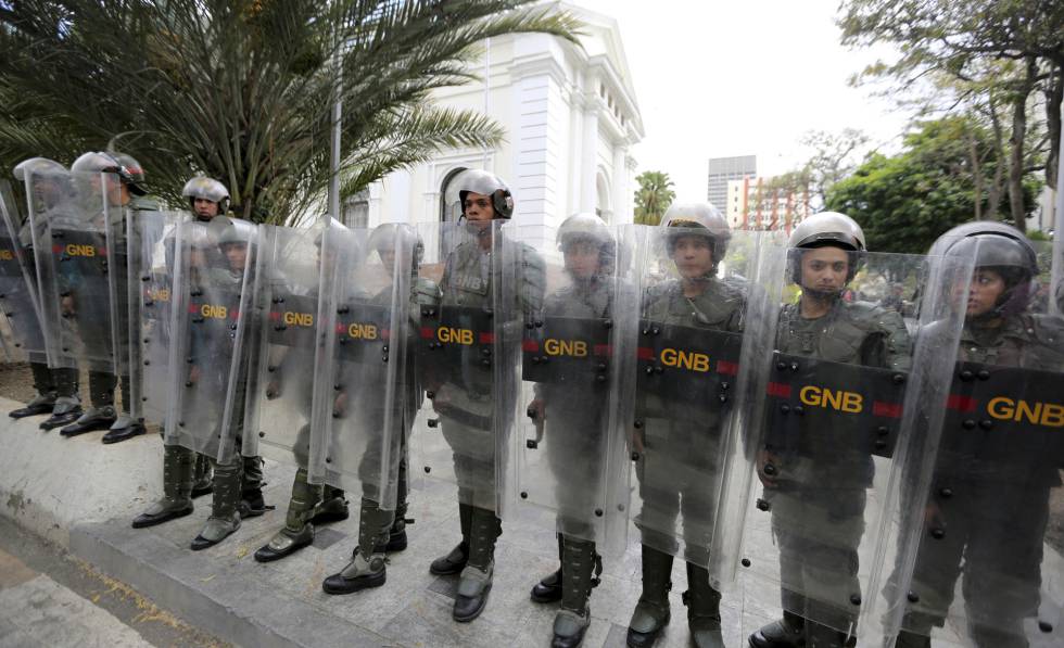 Guardia Nacional Bolivariana bloquea el ingreso a la Asamblea Nacional.