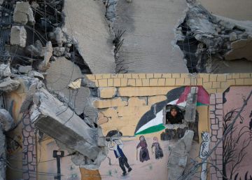 Un chico palestino asoma por el muro de una escuela destruida en un ataque israelí, el martes en Gaza.