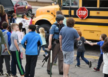 Al menos un estudiante muerto y siete heridos en un tiroteo en un colegio de Colorado