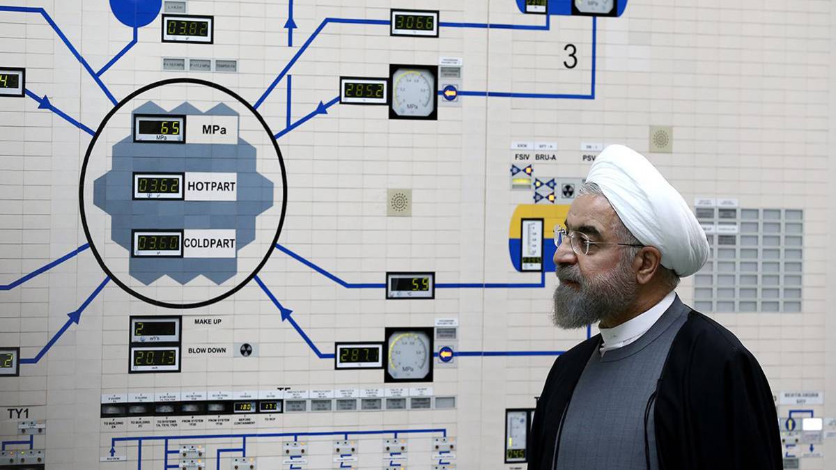 El presidente iraní, Hasan Rohani, de visita en la central nuclear iraní Bushehr en 2015.