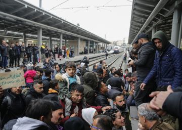 Protesta de refugiados en la estación de tren de Larissa (Atenas), en abril.