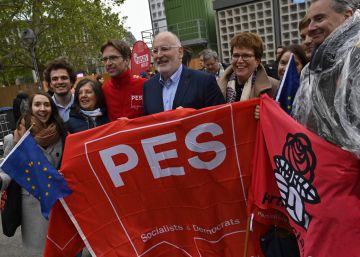 El candidato socialdemócrata, Frans Timmermans (centro), el lunes en Berlín. 