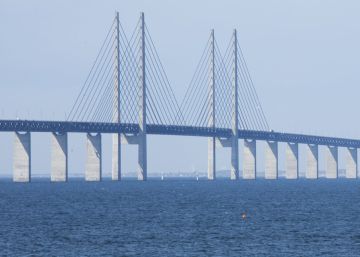 Vista de los dos pilones del puente de Oresund desde la ciudad de Malmö, en el sureste de Suecia.