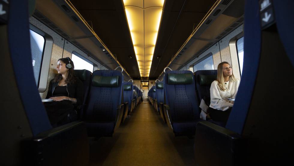 Ellen Johansson, a la derecha, viaja a diario desde Copenhague (Dinamarca) hasta Lund (Suecia) en el tren que cruza el puente de Oresund.