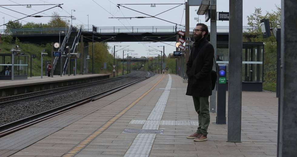 Martin Nielsen aguarda como cada día el tren en una estación de Copenhague (Dinamarca) para viajar a su centro de trabajo en Malmö (Suecia).