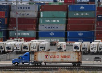 Contenedores con mercancías de Asia, este viernes en la terminal de carga de Long Beach (California).