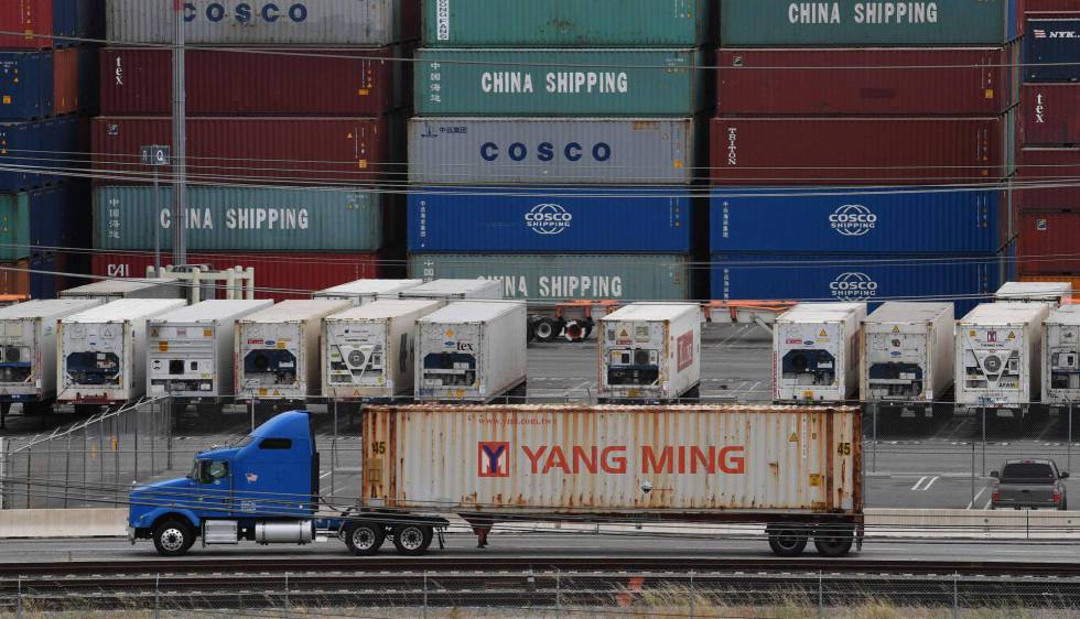 Contenedores con mercancías de Asia, este viernes en la terminal de carga de Long Beach (California).