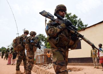 Soldados franceses y estonios, en mayo de 2014 en Bangui (República Centroafricana).