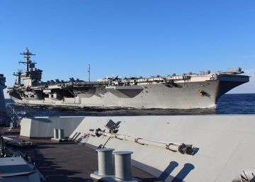 Ejercicio conjunto entre la fragata 'Méndez Núñez' (sobre cuya cubierta se hizo la foto) y el 'USS Abraham Lincoln' (al fondo), el pasado 29 de enero.