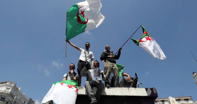 Cientos de argelinos participan en una manifestación para exigir un cambio en el régimen actual, el pasado viernes, en Argel.