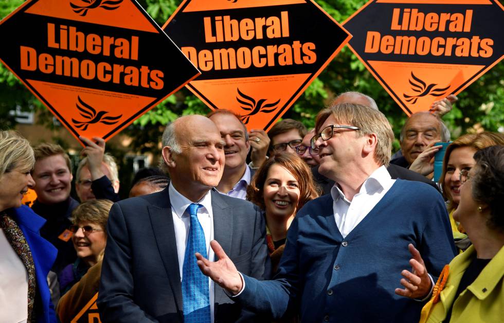 Vince Cable, líder de los liberal demócratas británicos y Guy Verhofstadt, presidente  del grupo Liberal  (ALDE), en un acto de campaña en Londres el 10 de mayo. 