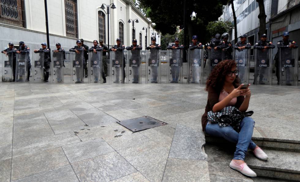 Agentes custodian la Asamblea Nacional de Venezuela, este martes.