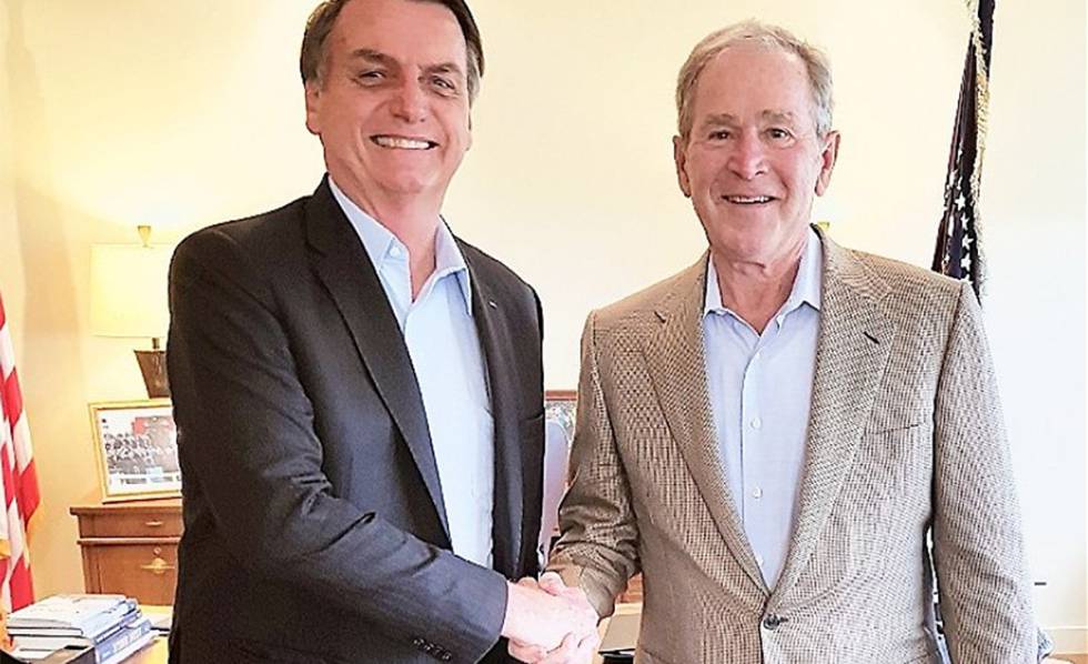 Jair Bolsonaro con George W. Bush, este miÃ©rcoles en Dallas, en una foto difundida por el presidente brasileÃ±o en su cuenta de Twitter.