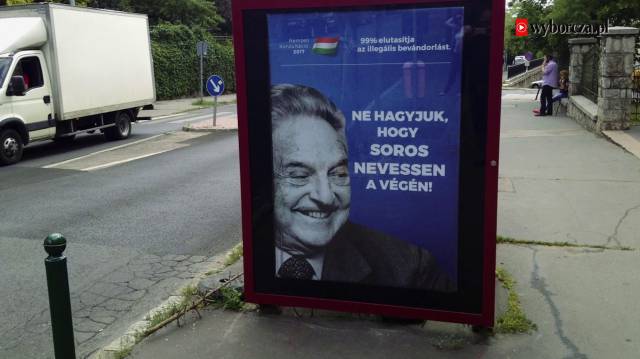 Un cartel de George Soros, en las calles de Budapest (Hungría).