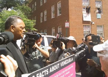 Jesse Jackson lleva comida a los activistas atrincherados de la Embajada de Venezuela en Washington