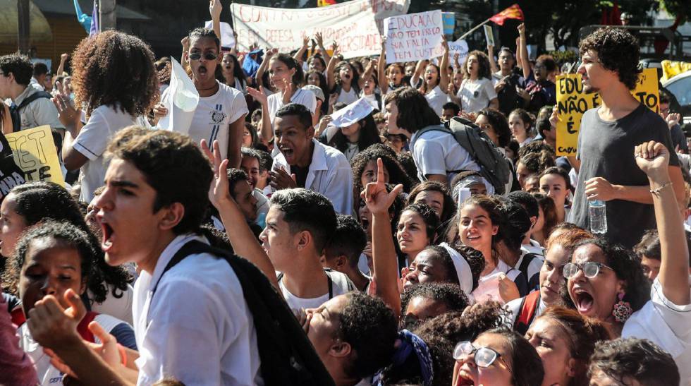 Protesta estudantil en RÃ­o de Janeiro contra los recortes anunciados por el Gobierno, el 6 de mayo.