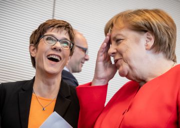 La líder de la Unión Demócrata Cristiana (CDU), Annegret Kramp-Karrenbauer (izquierda) jutno a al canciller alemana, Angela Merkel el pasado martes. 