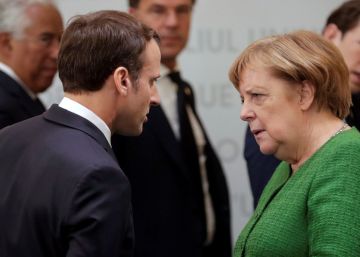 El presidente francés, Emmanuel Macron, conversa con la canciller alemana, Angela Merkel, en Sibiu (Rumanía) el pasado día 9 de mayo.