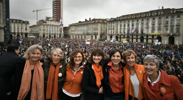 Las siete activistas a favor del tren de alta velocidad entre Turín y Lyon, en la manifestación que organizaron en noviembre.