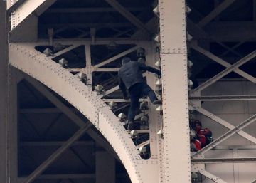 Evacúan la Torre Eiffel por la presencia de un hombre escalando el monumento