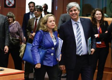 Nadia Calviño y el presidente del Europgrupo y ministro portugués de Finanzas, Mário Centeno, la semana pasada en Bruselas.
