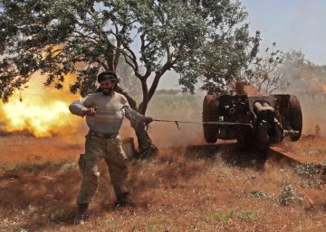 Un rebelde sirio dispara una pieza de artillería, el miércoles desde Idlib, contra posiciones del régimen.