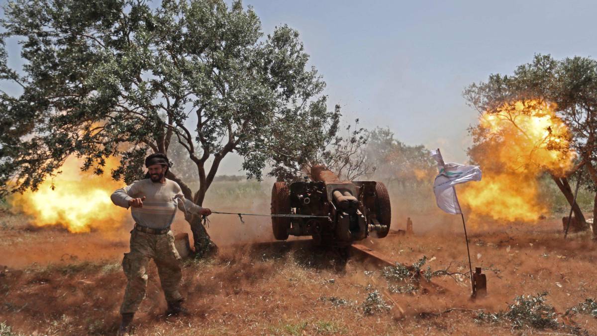 Un rebelde sirio dispara una pieza de artillería.