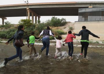 Un grupo de inmigrantes cruza el río entre Ciudad Juárez y El Paso, este lunes.