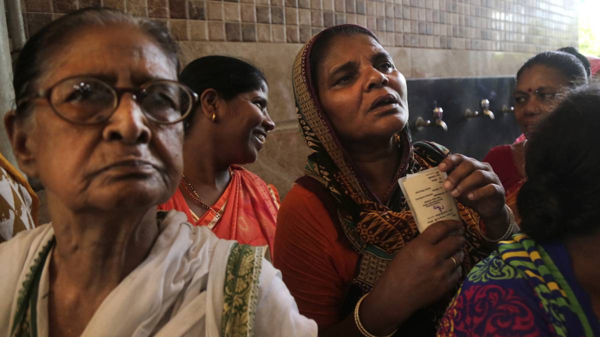 Varias mujeres aguardan para votar en Calcuta este domingo.