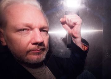 Fotografía de archivo que muestra al fundador de WikiLeaks, Julian Assange, a su salida de un juzgado en Londres