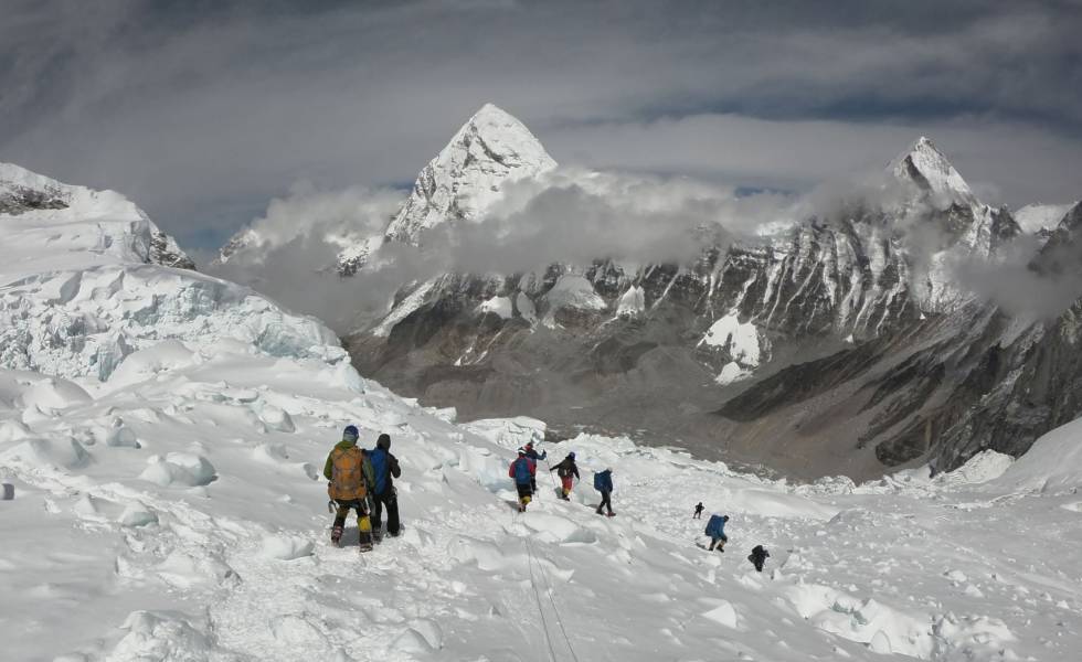 Varios alpinistas caminan cerca del Everest.