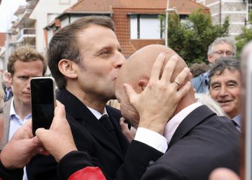 El presidente Emmanuel Macron saluda a un ciudadano tras votar en Le Touquet, en el norte de Francia