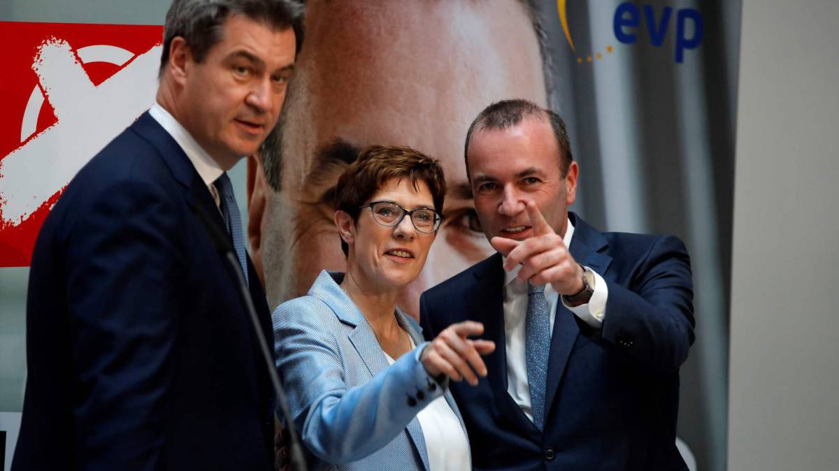 El principal candidato del Partido Popular Europeo, el alemán Manfred Weber (primero por la derecha), en la sede del partido conservador CDU tras conocerse los primeros resultados, este domingo en Berlín.
