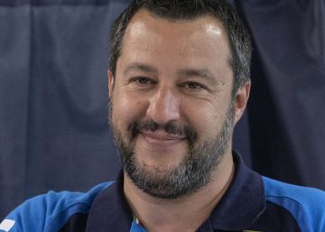 El ministro del Interior de Italia y líder de la LIga, Matteo Salvini, vota el domingo en Milán.