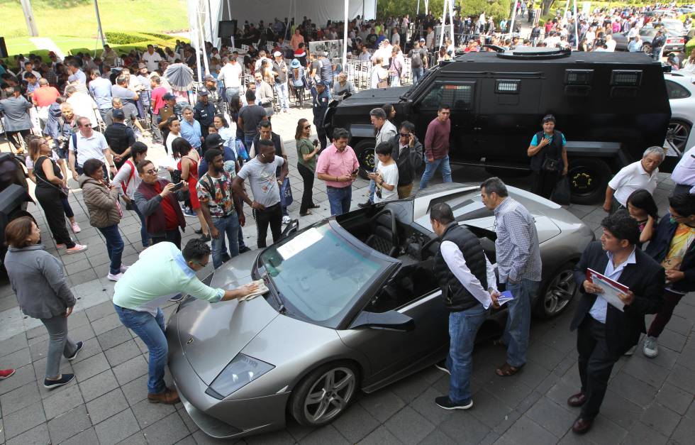 El murciélago, rodeado de gente en la subasta. 