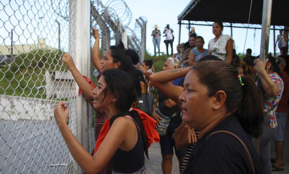 Familiares de presos del Complejo penitenciario Anisio Jobim, este lunes.